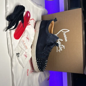 christian louboutin - Säljer ett par christian louboutin skor i färgen marinblå. Allt medföljer som extra snören,skohorn, spikar och dustbags   Lite upprivet på ena hälen men inget som syns när skon är på foten.