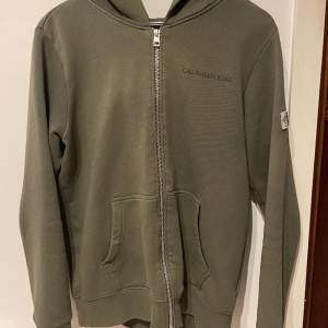 Calvin Klein zip hoodie i väldigt bra skick Storlek 16yrs, passar 175-180 Ord. Ca 1000kr