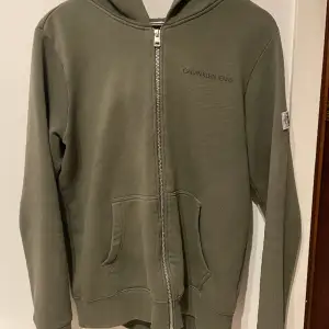 Calvin Klein zip hoodie i väldigt bra skick Storlek 16yrs, passar 175-180 Ord. Ca 1000kr