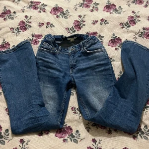 Flared jeans - Blåa flared jeans. Har blivit använda få gånger men är i bra skick