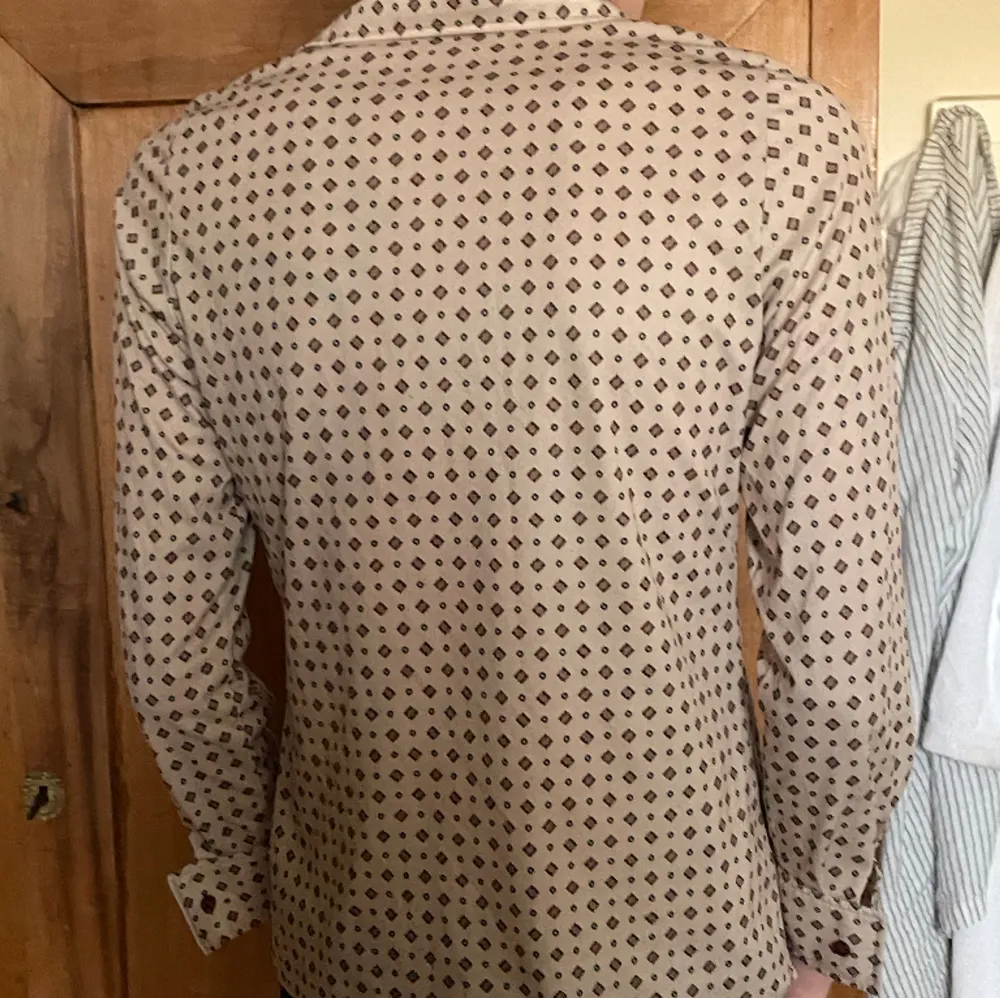 70s button up shirt with cool pattern. Skjortor.