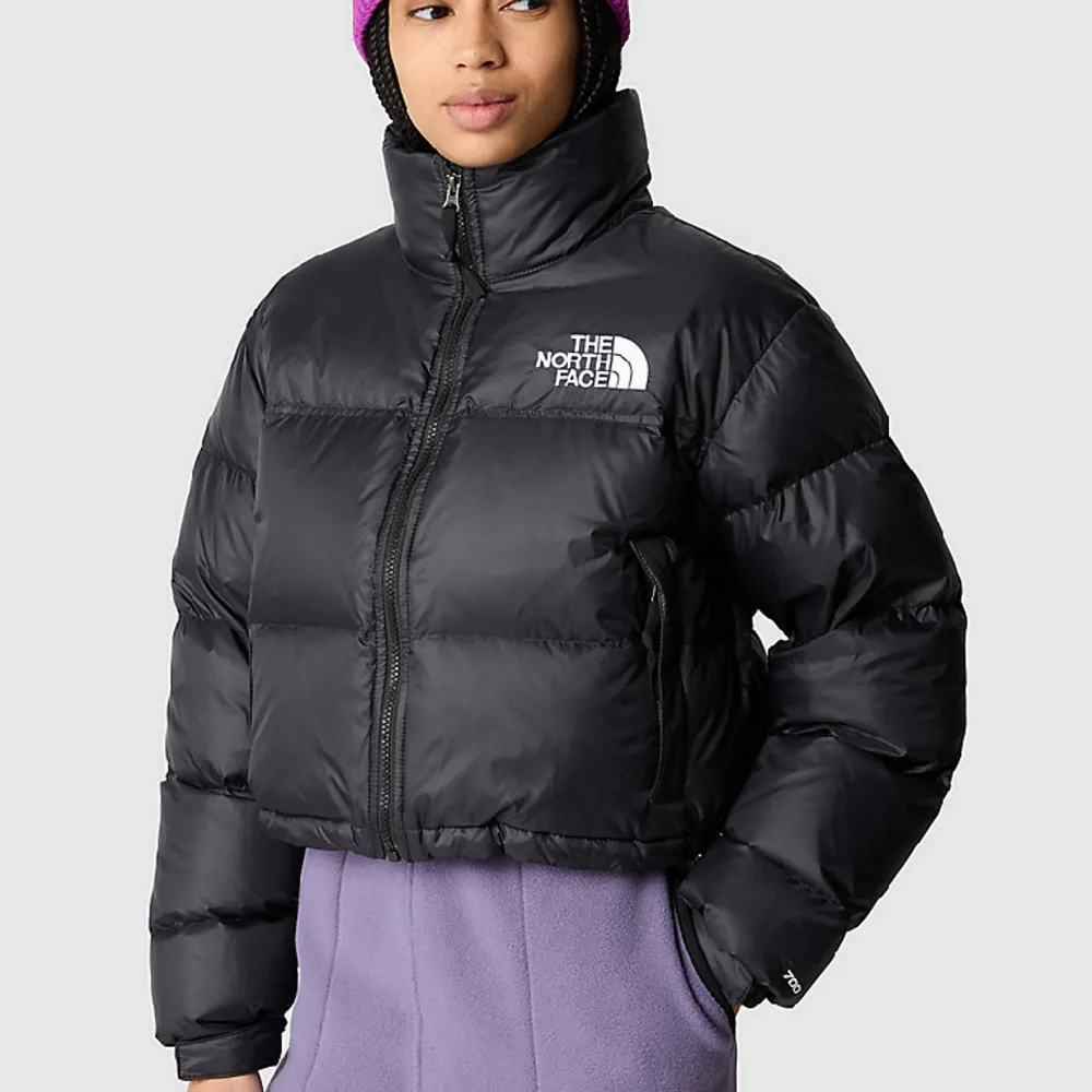 Säljer min fina cropped puffer jacka från The north face. Använd under 3 månader och är därmed i nyskick. Nypris 3500. Priset går att diskuteras! ❤️. Jackor.