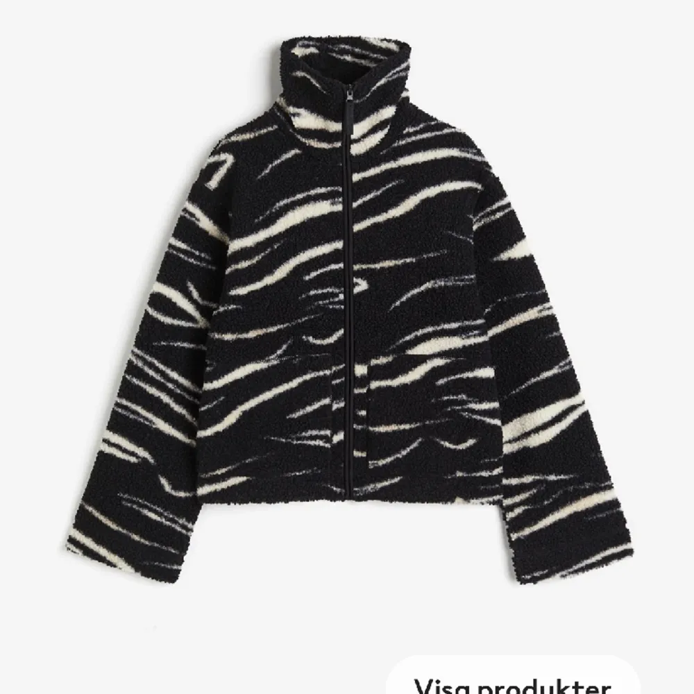 Säljer nu min populära hm jacka i zebra mönster, köptes från sidan och är knappt använd, helt slutsåld 🤍. Jackor.