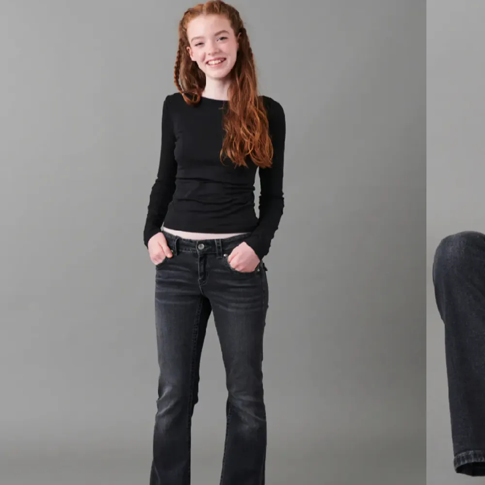 Svarta jeans från Young gina! De heter ”Chunky low flare jeans” på hemsidan😍Jag är 167cm lång och jeansen passar mig perfekt i längden😊(säljer på grund av köp av fel modell)  Kan sänka pris vid snabb affär. Köparen står för fraktkostnaden.. Jeans & Byxor.