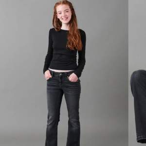 Svarta jeans från Young gina! De heter ”Chunky low flare jeans” på hemsidan😍Jag är 167cm lång och jeansen passar mig perfekt i längden😊(säljer på grund av köp av fel modell)  Kan sänka pris vid snabb affär. Köparen står för fraktkostnaden.