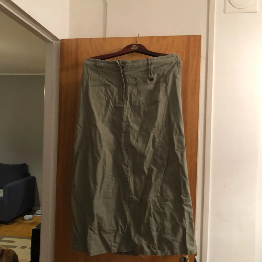 Jättefin lång kjol!! (90cm) påminner mycket om om stilen ”fairycore/grunge”, den har öglor så att man kan använda bälte :) . Kjolar.