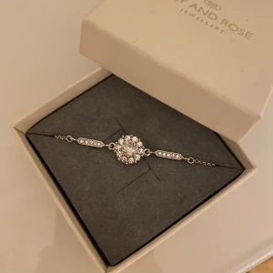 Lily and rose armband  - Vackert Lily and rose armband, ”Miss Sofia bracelet crystal” kommer i tillhörde Ask. I nyskick, endast använd en gång. 