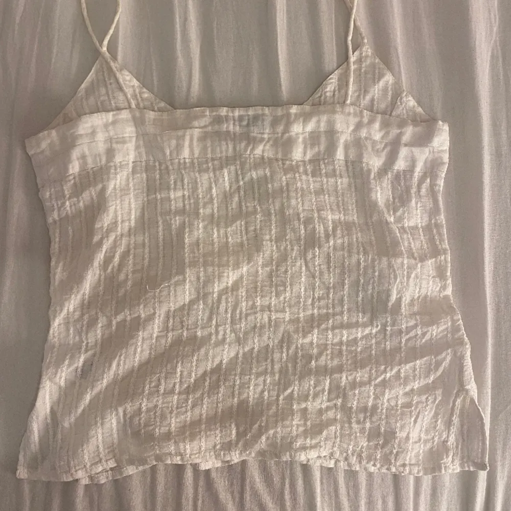 Unikt vitt linne med små paljetter som inte har ramlat av alls, lite genomskinligt men ändå fint, nypris 500-600 köpt i Danmark☺️. Toppar.