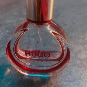 En parfym av Hugo boss den luktar jätte gott men säljer den pga att jag tröttnat på lukten nu, köpt för 500kr