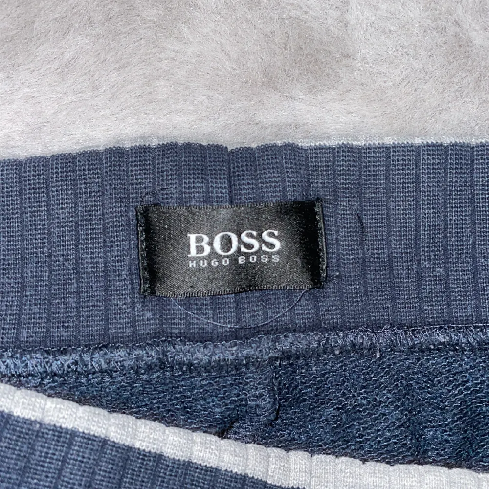 Ny hugo boss mjukisbyxa ca 170-175 mörkblåa. Jeans & Byxor.