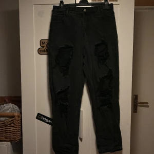 Svarta jeans med håll fram - Hyfsat bra skick bara använt 5 gånger ungefär 