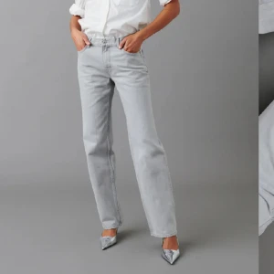Grå jeans - Low straight jeans från Gina, bra skick