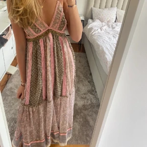 Pepe jeans klänning  - Säljer min Pepe jeans klänning som är köpt för 950kr men säljer den för 750 pga att den har ett hål i sig men inget man ser när man har på sig klänningen⭐️💕 (Lånad bild på första)