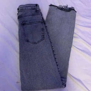 Grå midwaist jeans  - Säljer dessa midwaist jeansen från madlady då dem inte kommer till användning 🤍 de är avklippta och passar om man är runt 155 cm! De är väldigt sköna och stretchiga, bra skick🤩 kom pris vid frågor 