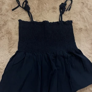 Blus - Fin blus med knytning vid axlarna 