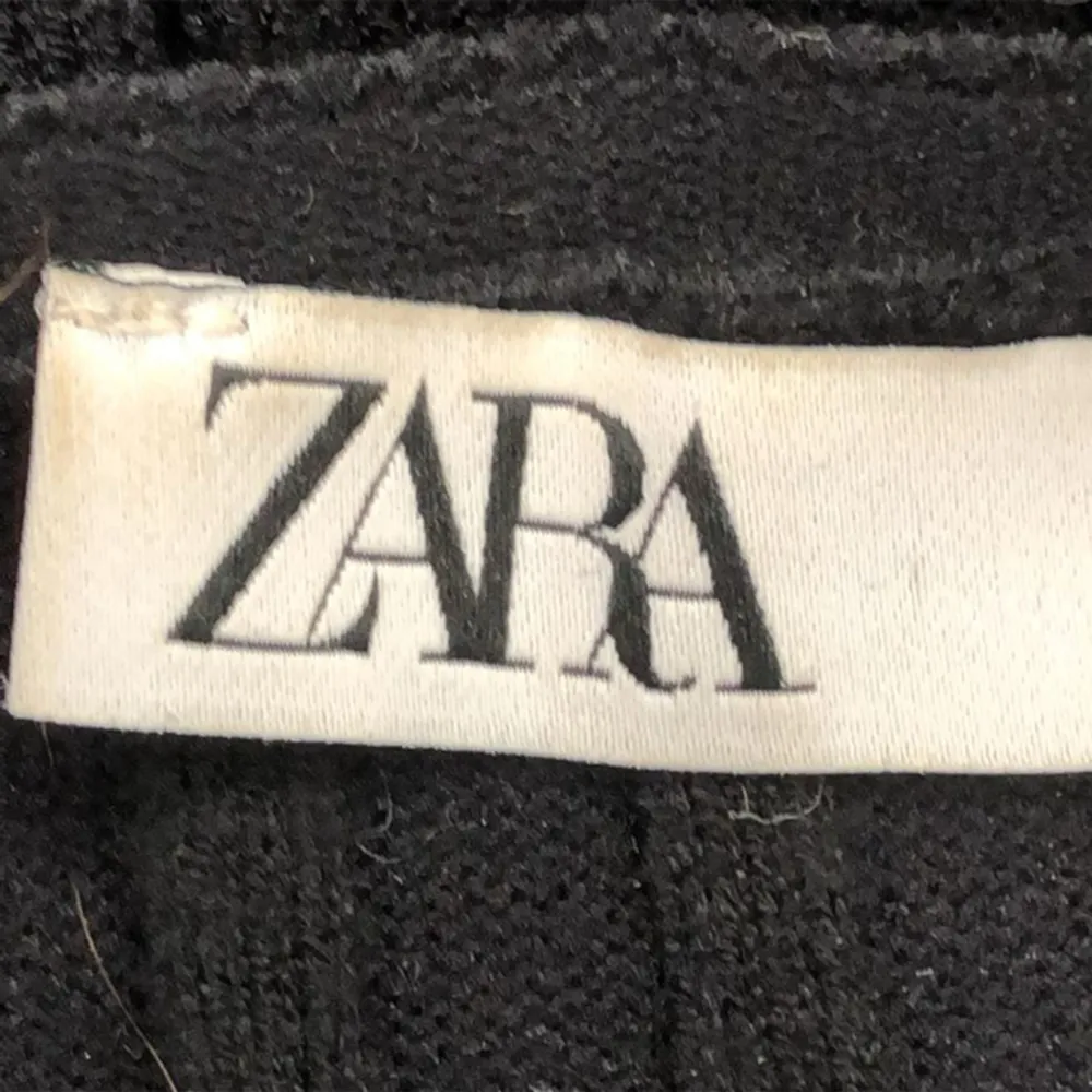 Säljer min svarta långärmade ribbstickad tröja från Zara. Den passar bra på mig som är 176 cm lång och storlek M men den funkar förmodligen även på storlek S.. Toppar.