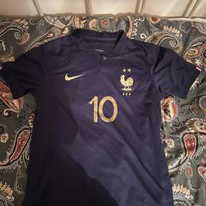 Köptes på en marknad i Spanien förra året men har inte kommit till användning. Bra skick. Nike och Frankrike loggan är broderade. Mbappe på ryggen. Skriv om du har några funderingar 