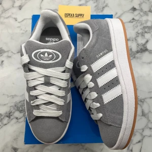 Adidas Campus 00s Grey Gum gs - Helt nya och oanvända Adidas Campus 00s Grey Gum gs.  Pris: 1300.  Storlek: 38 2/3  Kolla gärna in min Instagram som är nystartad (Ospeka_Supply), där kommer försäljning börja ske framöver.   Skicka ett dm vid frågor eller bilder😁