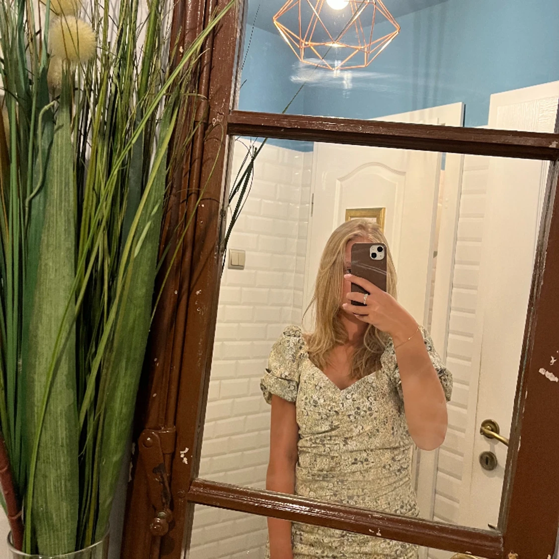 Blommig vit/ljusgrön klänning - 91