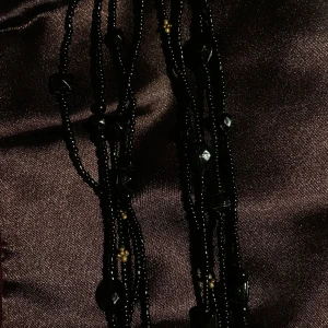 fint svart halsband ★🖤 - fint långt svart halsband med fina pärlor! 