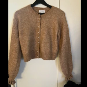 Kashmir kofta   - Super fin beige kashmir kofta från Paris atelier X other stories i storlek S. Den är enbart testad så den är i jätte fint skick. 