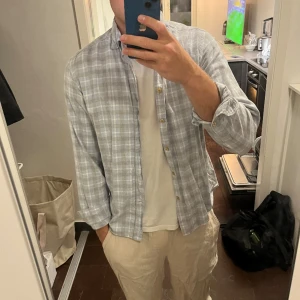 Fil Noir skjorta nypris 1999kr - Italienskt märke och snygg som overshirt. Okej skick. Inga märken/skador men ganska använd. Storlek 40 skulle säga att den känns som s/m.