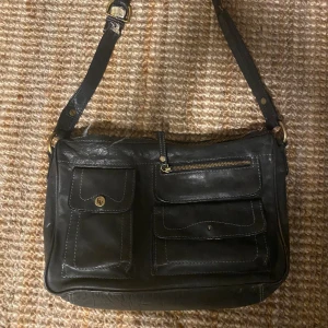 Vintage väska  - Min mammas gamla väska. Defekter förekommer skriv så skickar jag bild 