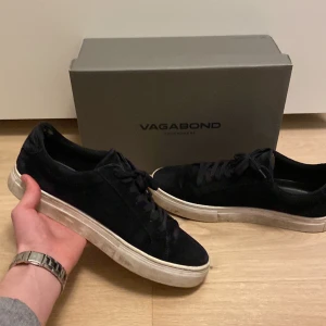 Vagabond skor - Säljer mina vagabond skor som är i skick 7/10 har använt dom ett bra tag och är lite slitna i hälen men har fortfarande liv i sig. Dom är i storlek 43 där storleken på skorna är lite större så passar 44/45. Nypris är 1300kr men mitt pris är 400