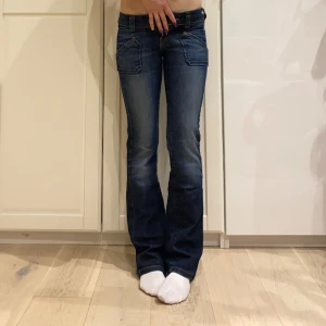 lågmidjade bootcut jeans från lee💕 - midja 37 cm o innerben 80 cm ja e 170 för referens💕