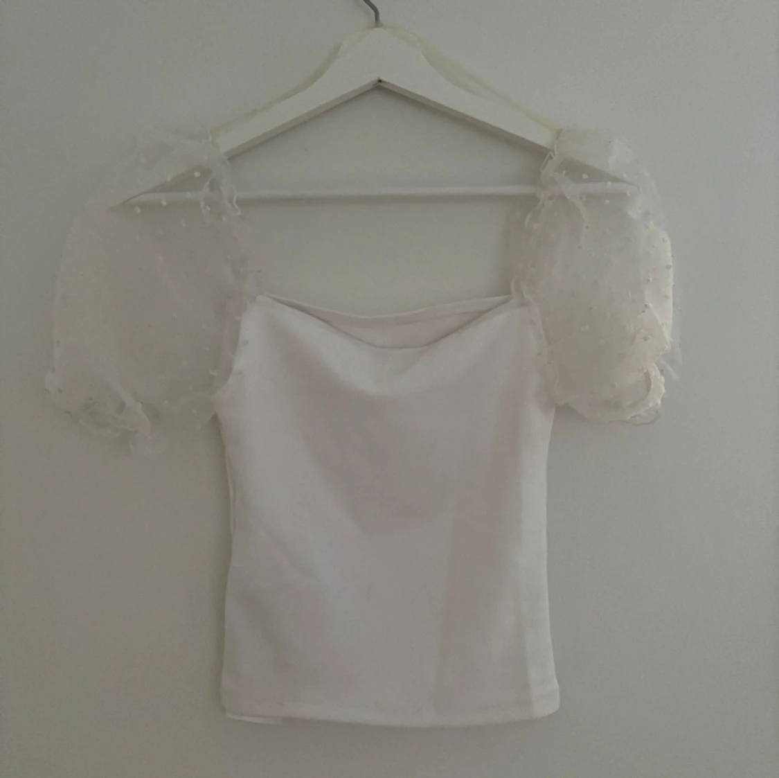 Vit tröja med puffärm - 90