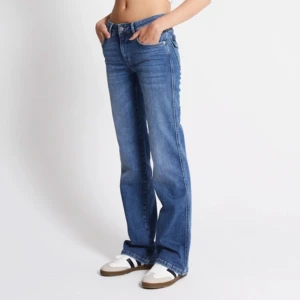 Lager 90s jeans - Skriv för mer bilder kan gå för 150kr snabbt köp, helt i nyskick men för korta för mig.🩷