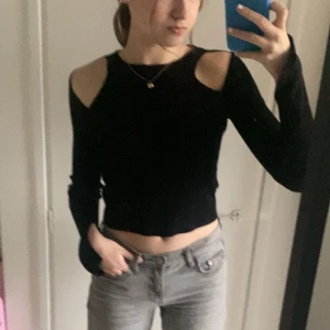 Cool zara tröja  - Säljer min as snygg tröja från Zara då den inte kommer till användning längre tyvär ❤️🤩😎