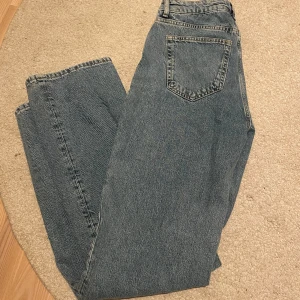 Långa wide leg jenas - Super snygga blåa wide leg jenas från bikbok, i storlek W26 & L32. Är 176 cm och passar mig i längd. Super bra skick