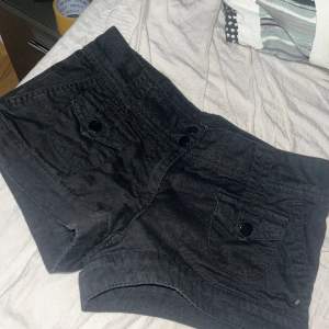 Jätte fina svarta lågmidjade jeans shorts från H&M! Storlek 32, säljer de för att de är för små! De har knappar fram och bak, pris kan diskuteras 