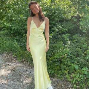 Gul balklänning  - Säljer nu min balklänning. Den är endast använd en gång och är i lika bra skick som på bilderna förutom lite skaft längst upp på bandet men inget som man lägger märke till💕💕 Säljer den för 750kr + frakt💕 skriv för mer bilder❤️‍🔥