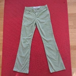 Gröna lowwaist bootcutjeans - Suuuper snygga mintgröna jeans liknande byxor. De är endast testade och köpta på plick. De är från märket Seven7, ca 1000kr nypris. Tyvärr var dem lite för små på mig. Midjemåttet: 36x2 Innerbenslängden: ca 73cm.