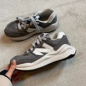 New Balance sneakers i storlek 36. Knappt använda. Nypris 1300kr