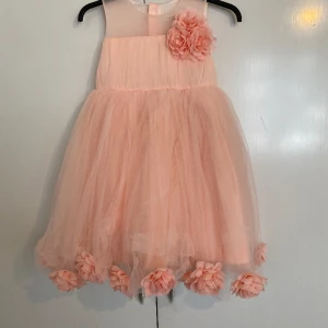 Klänning dör barn  - Skriv för info 