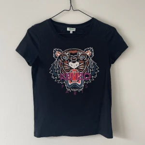T-shirt från Kenzo - Säljer denna t-shirt från Kenzo, jättefint skick! Storlek XS ✨