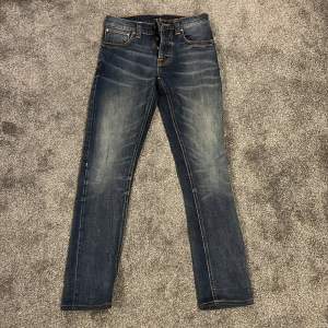 Nudie jeans grim Tim med en slim fit skick 9 av 10. Priset kan diskuteras hör av vid frågor eller funderingar.
