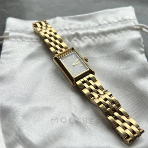 Mockberg Klocka - Mockbergs bästsäljare ”timeless gold” klocka! Så fin både till vardags och fest, mycket fint skick! Alla länkar finns kvar till klockan samt box!