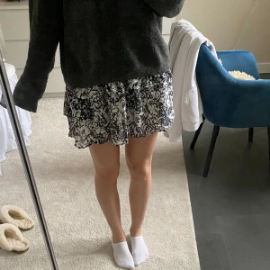 Volangkjol  - Så fin volangkjol som inte kommer till användning (har för många)❤️ strl xs men passar även större pga väldigt stretchig 