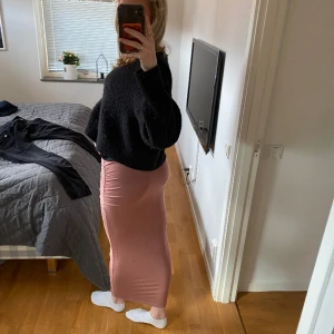 Lång kjol - Säljer denna sköna kjol från Gina Tricot i softtouch material! Använd 1-2 gånger så i nyskick! Nypris 399kr💕