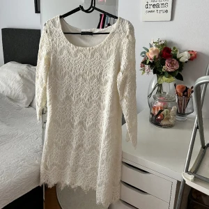 Studentklänning - Säljer denna fina klänning perfekt till studenten. Storlek M men snarare S!! Är i väldigt bra skick!