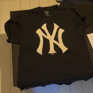 NY Yankees T-shirt - Tja! Säljer denna feta yankees t-shirt då den är alldeles för liten och inte kommer till användning! Den är använd till en hög grad men har inga som helst defekter! Den är i storlek M och har ett ny pris på 300 kr men jag säljer min för 125 kr