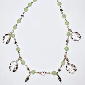 Handgjort halsband i gröna matta akrylpärlor, gulddetaljer (ej äkta guld), justerbart halsband. 