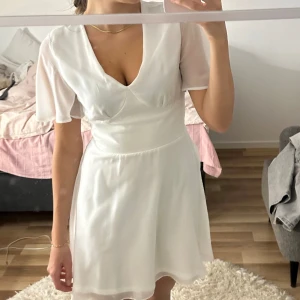 Studentklänning - Köpt för några år sedan till konfirmation så har bara använt då🩷är osäker på vad jag köpte den för så säljer för 150kr💕 passar fint till studenten!