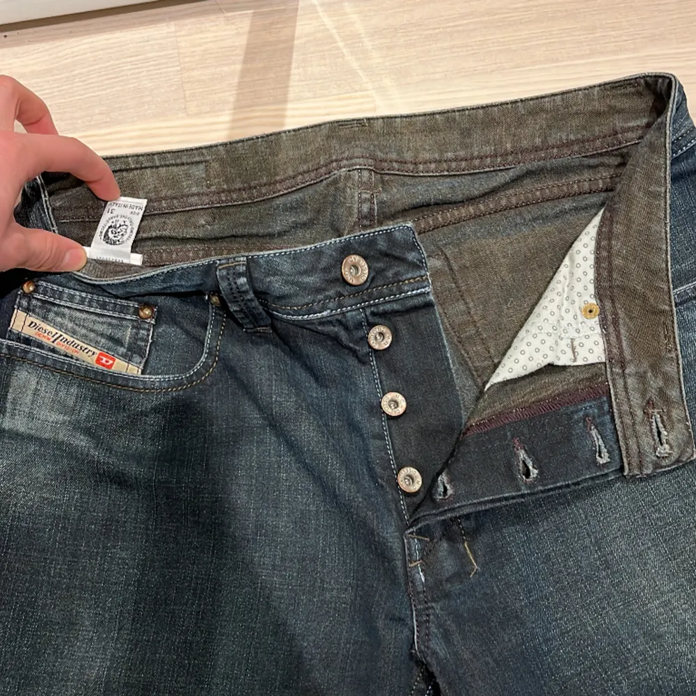 Hej! Säljer nu ett par snygga jeans från märket Diesel! Jeansen är i lite äldre modell. Storlek 31 men passar lite större så ungefär 32-33. Jeansen är lite loose/straight modell ungefär. Skriv gärna vid minsta intresse 😁mvh. Jeans & Byxor.