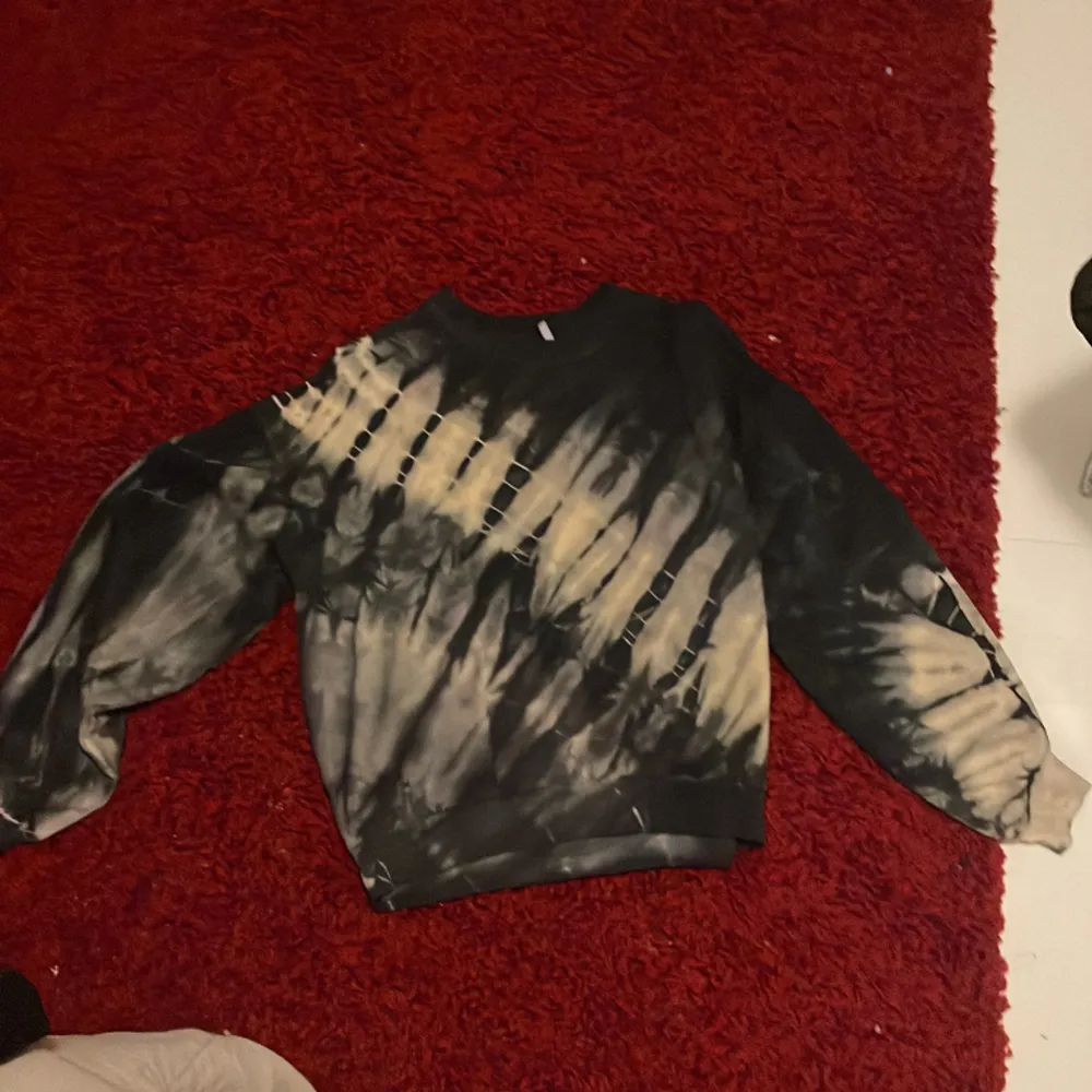 Svart o vit/beige tie dye tröja som jag inte använder. Nästan ny!. Hoodies.