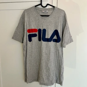 Fila tröja  - Strl L, något länge modell